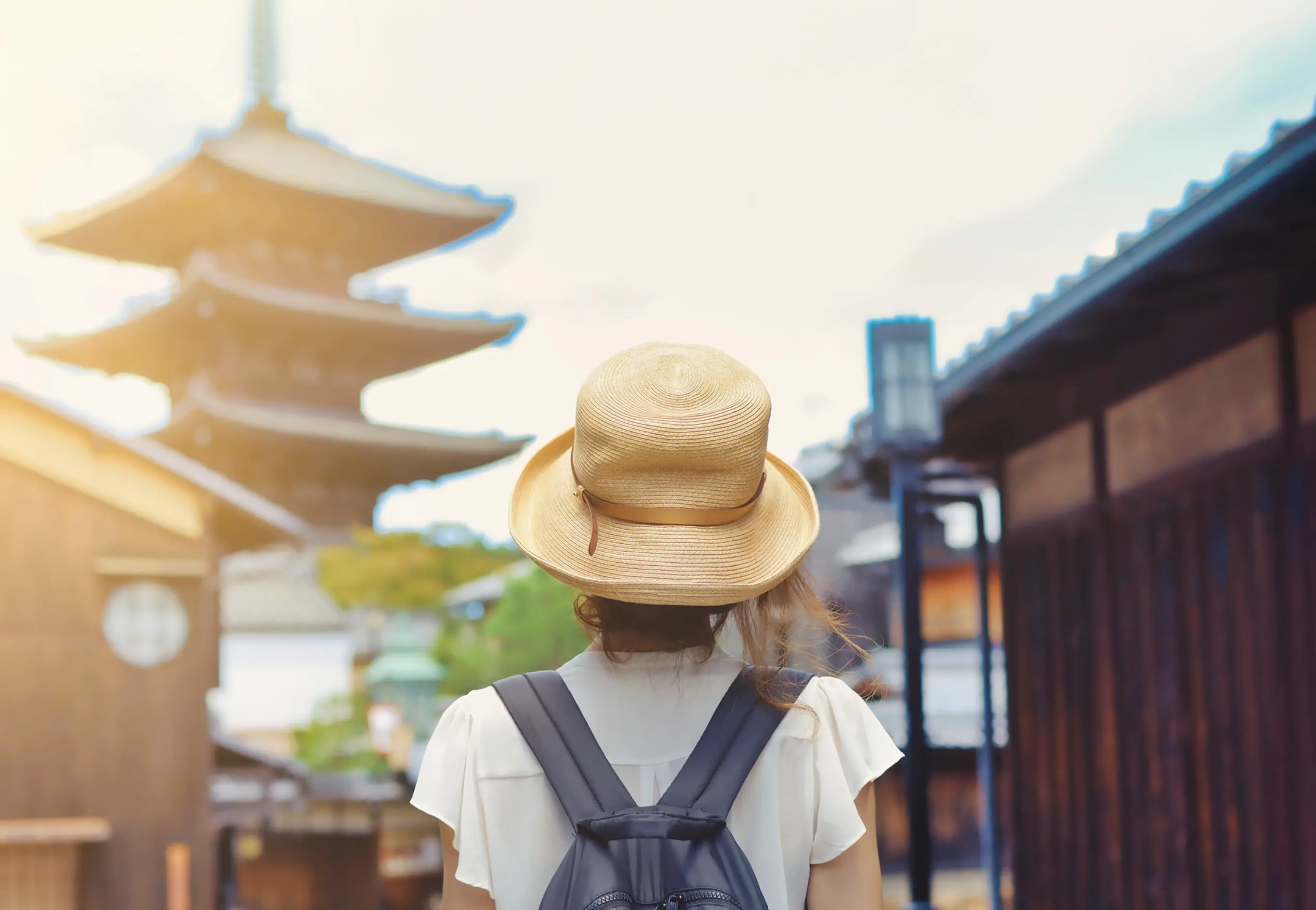 旅する女性の後ろ姿の写真