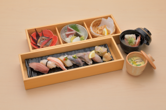 🚃観光列車一万三千尺物語でめぐる🚃
雪解けの絶景と春の富山湾鮨