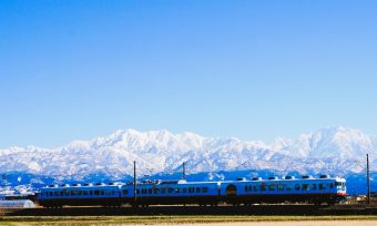 🚃観光列車一万三千尺物語でめぐる🚃
雪解けの絶景と春の富山湾鮨
