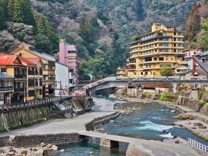 大正レトロな門司港と
昭和情緒豊かな杖立温泉