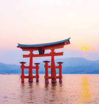 世界遺産厳島神社初詣
宮島に泊まる新春の旅路