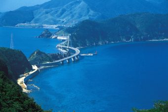 東シナ海に浮かぶ孤島・甑島と
指宿温泉、霧島温泉
南九州の旅4日間