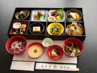 <em>🌷春の高尾山を歩く🌷
専門ガイドと辿る 霊気満ちるパワースポット</em>