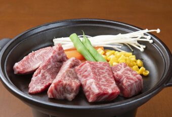 桜のトンネル・勝沼甚六桜と甘草屋敷「ひな飾りと桃の花まつり」
昼食はちょっとリッチに松阪牛のステーキコース！