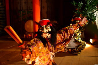 AFCツアーズ×出雲観光協会 共同企画
神様とのご縁が深まる週末
神話の地・出雲 伝統の神楽鑑賞と出雲大社「朝参り」