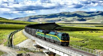 🚊標高5,000ｍ級を走る”天空列車”青蔵鉄道で聖地ラサへ🚈